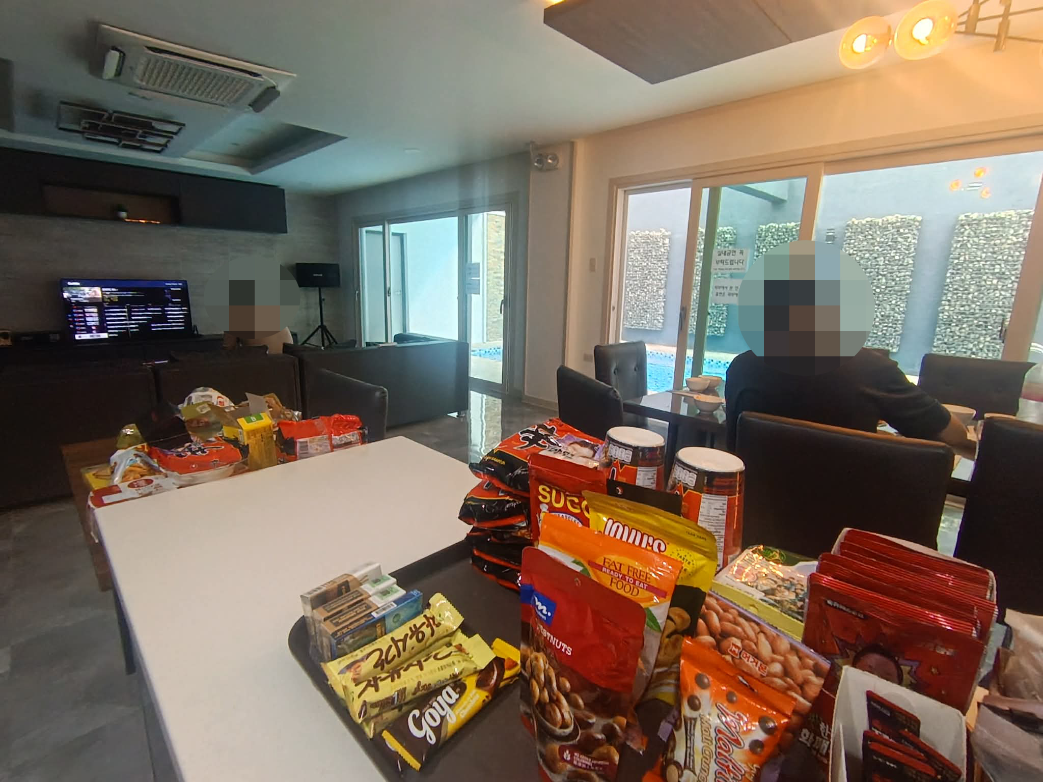 저희는 앙헬레스 시티에서 '하이 클래스 풀 빌라'라는 보석 같은 곳을 발견하게 되어 정말 행운이라고 생각했습니다.